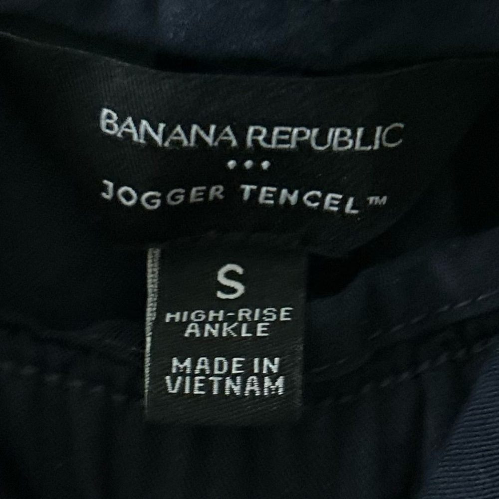 Banana Republic Women’s Navy Cargo Joggers with Zip and Flap Pockets - Picture 4 of 4